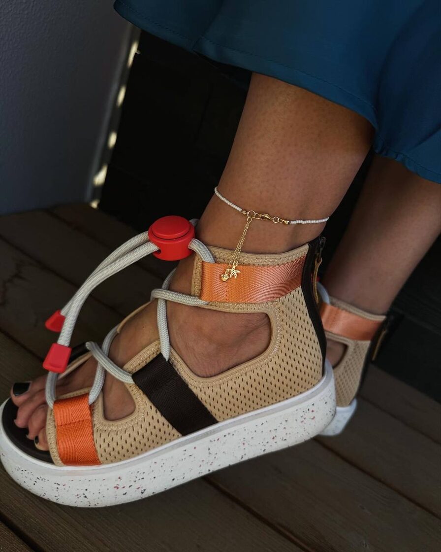 Maljorkas pērlēm rotāts anklets ar diviem piekariņiem, elegants aksesuārs kājām.