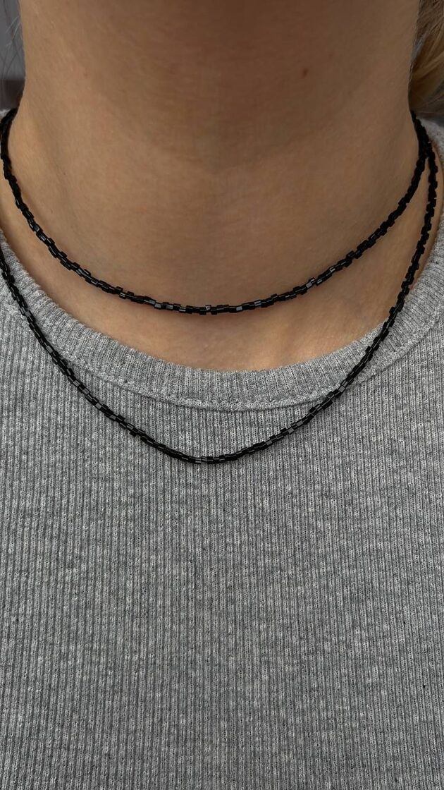 Melns divkāršs choker, elegants un moderns aksesuārs, piemērots ikdienas un svinīgiem tērp
