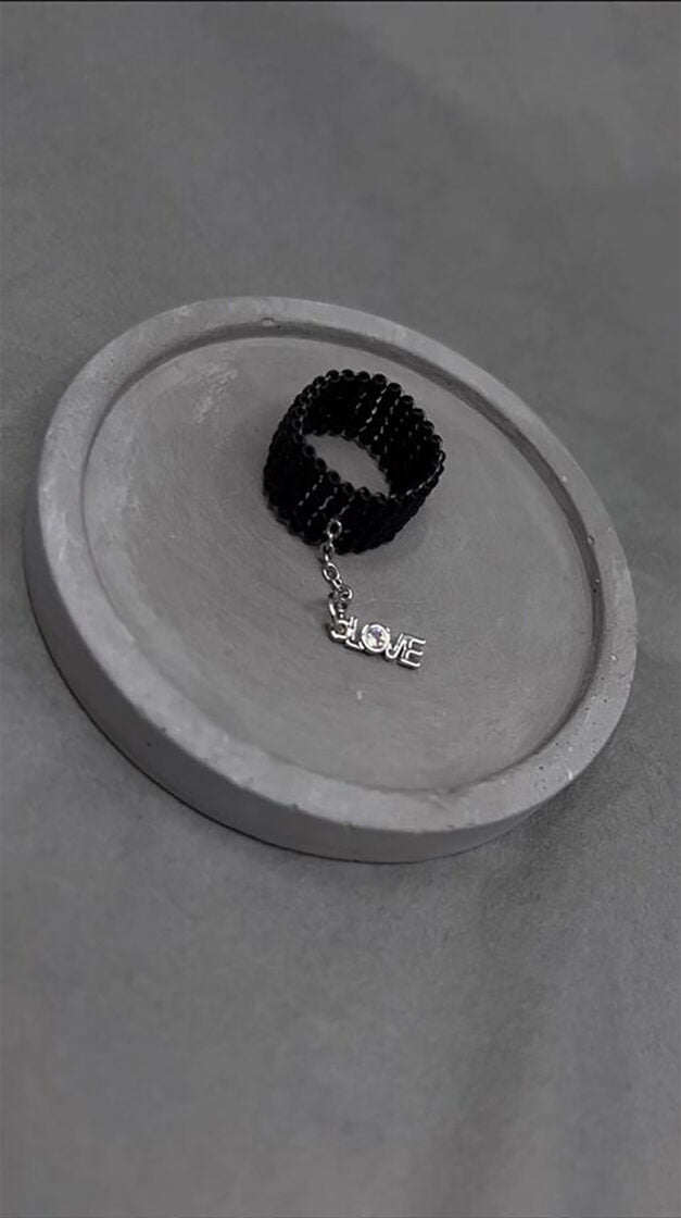 Melna matēta virsma ar mīlestību, piešķir elegantu un modernu izskatu.