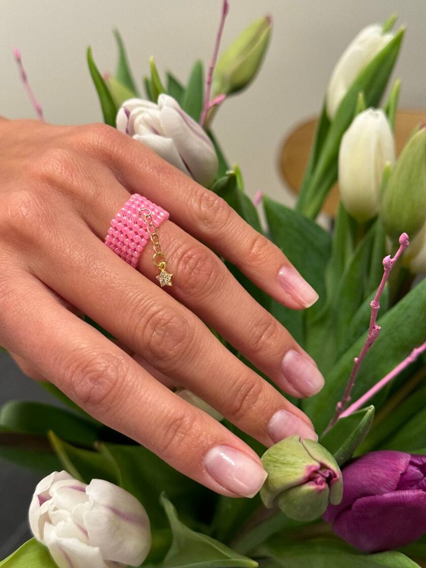 Barbie lelle ar ziedu motīvu, ģērbta krāsainā kleitā un ar stilīgu frizūru.