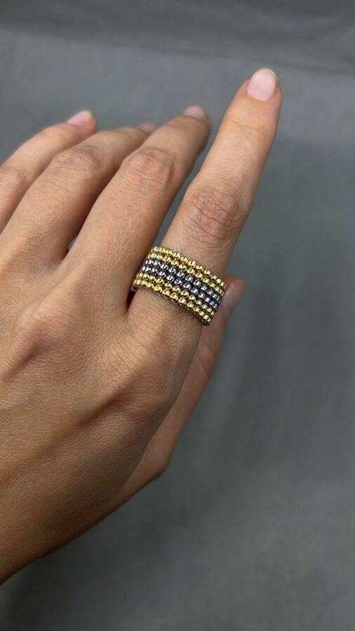 Bicolor gredzens ar divkrāsu dizainu, kas piešķir eleganci un stilīgu izskatu.