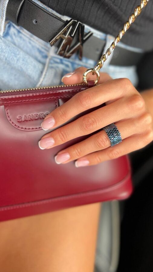 Gredzens Blue Sugar ar zilu akcentu un elegantu dizainu, piemērots ikdienas valkāšanai.