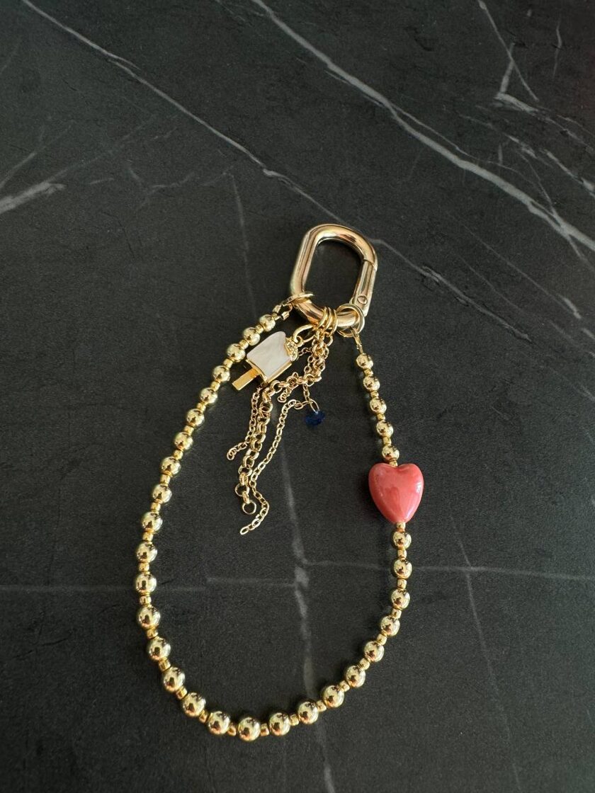 Hematīta akmens rotaslieta ar ķēdītes dizainu, ideāla papildināšana ikdienas izskatam.