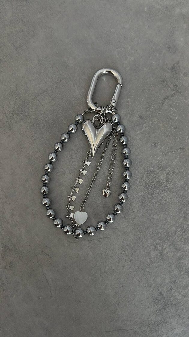 Hematīts ar ķēdi, kas izceļas ar savu unikālo metālisko spīdumu un dabisko akmens skaistum