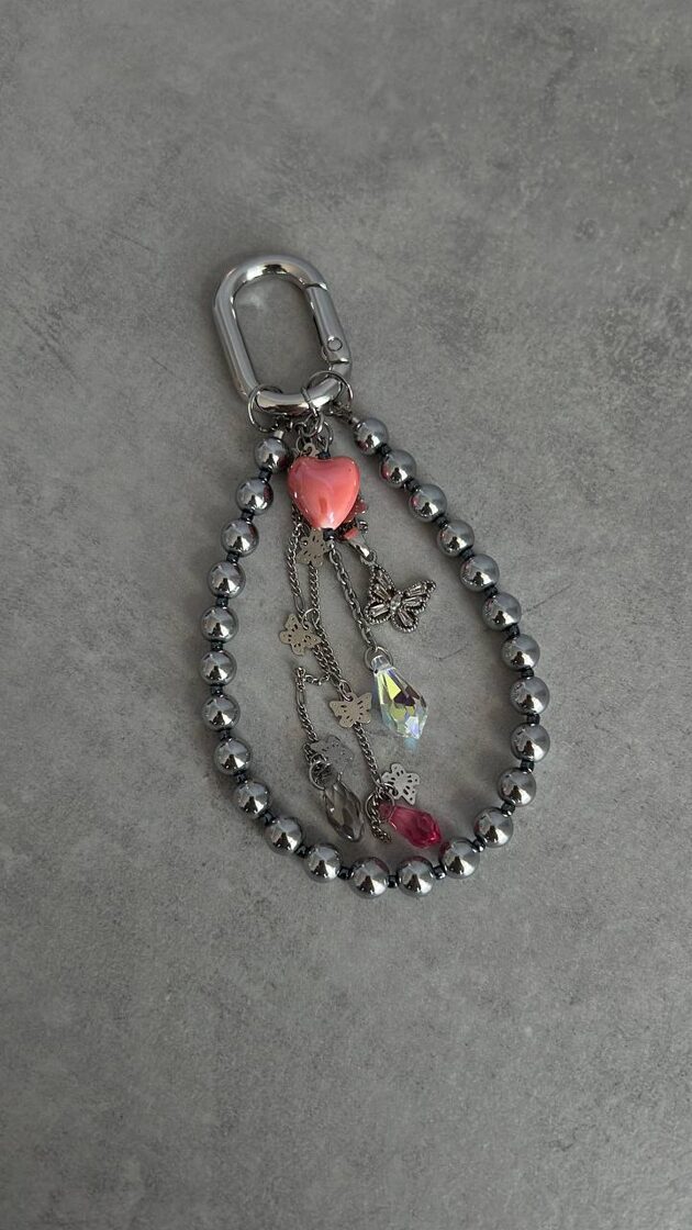 Hematīts ar ķēdes dizainu, eleganta rotaslieta, kas piešķir stilīgu akcentu.