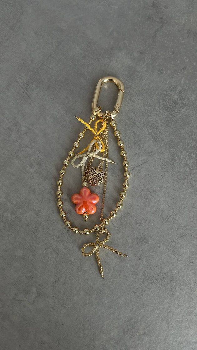 Hematīts, dabīgs akmens, kas pazīstams ar savu metālisko spīdumu un sarkano krāsu.