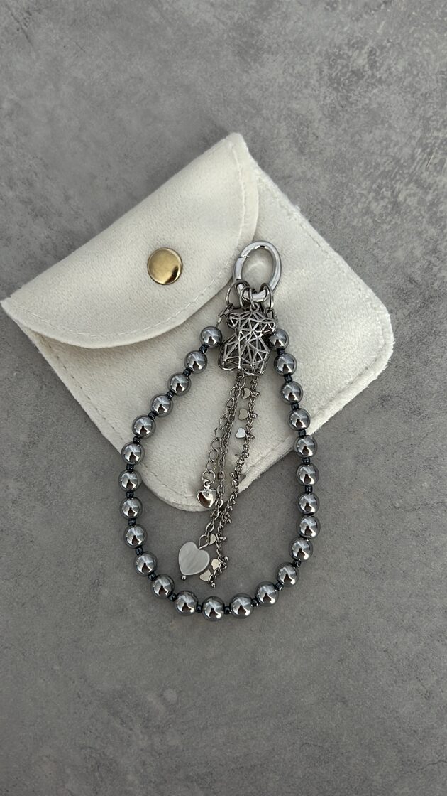 Hematīta ķēde ar gludiem akmeņiem, piemērota rotāšanai vai meditācijai.