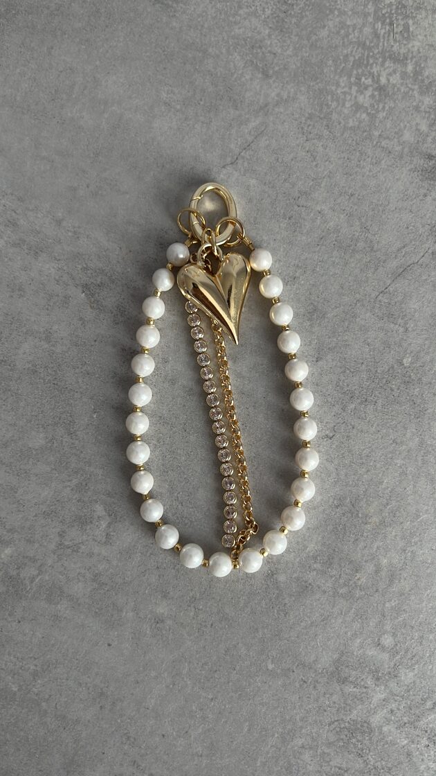 Baltā pērlīte ar gludu virsmu, ideāli piemērota rotaslietu izgatavošanai.