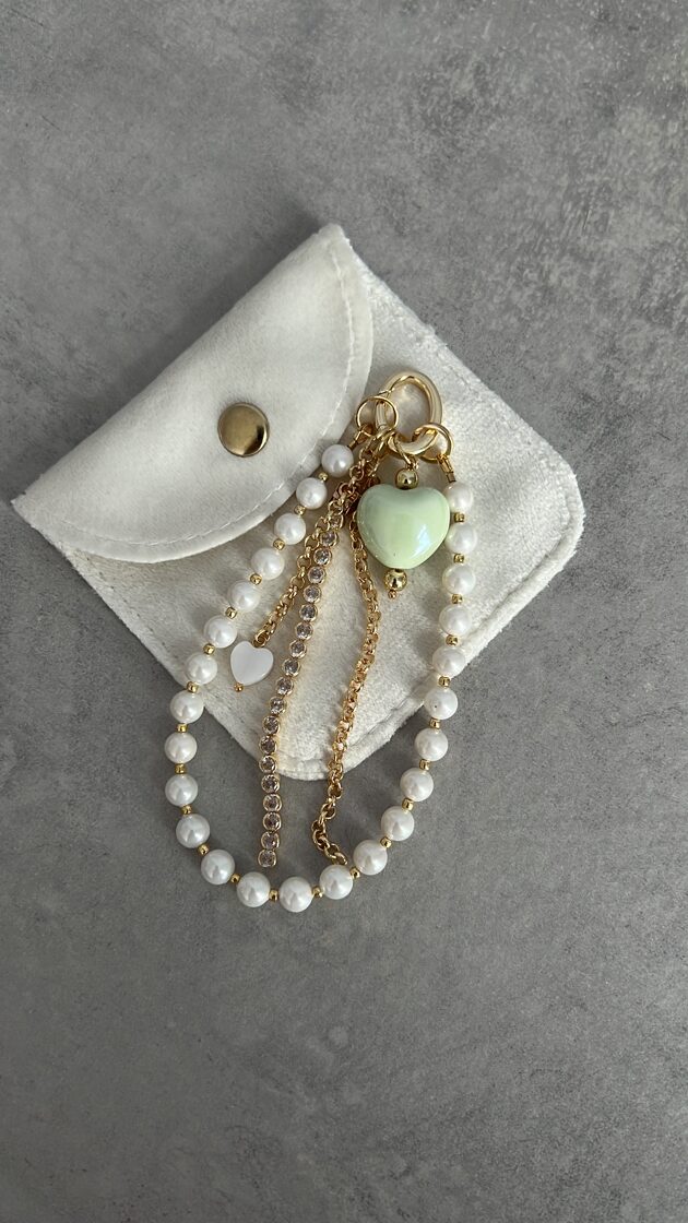 Baltā pērle ar elegantu dizainu, ideāli piemērota rotaslietu izgatavošanai.