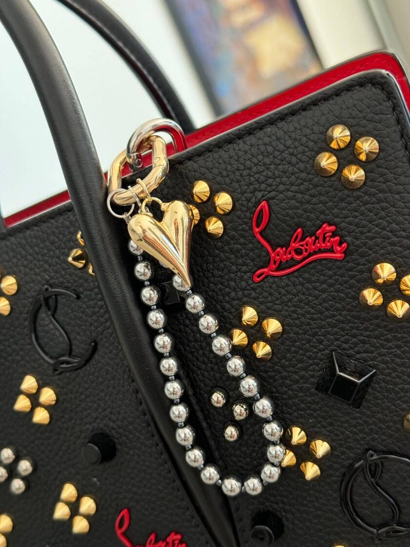 Hematīta akmens rotaslieta ar ķēdītes dizainu, piemērota ikdienas valkāšanai.