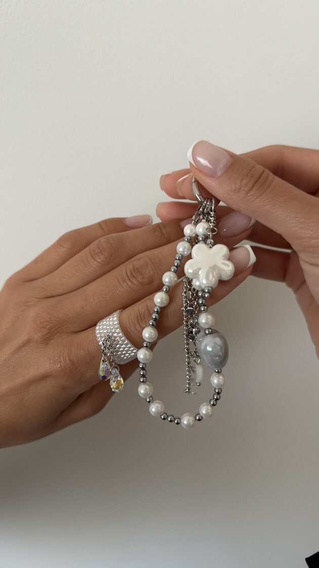 Hematīta ķēde ar 20 akmeņiem, kas piemērota rotāšanai un enerģijas līdzsvarošanai.