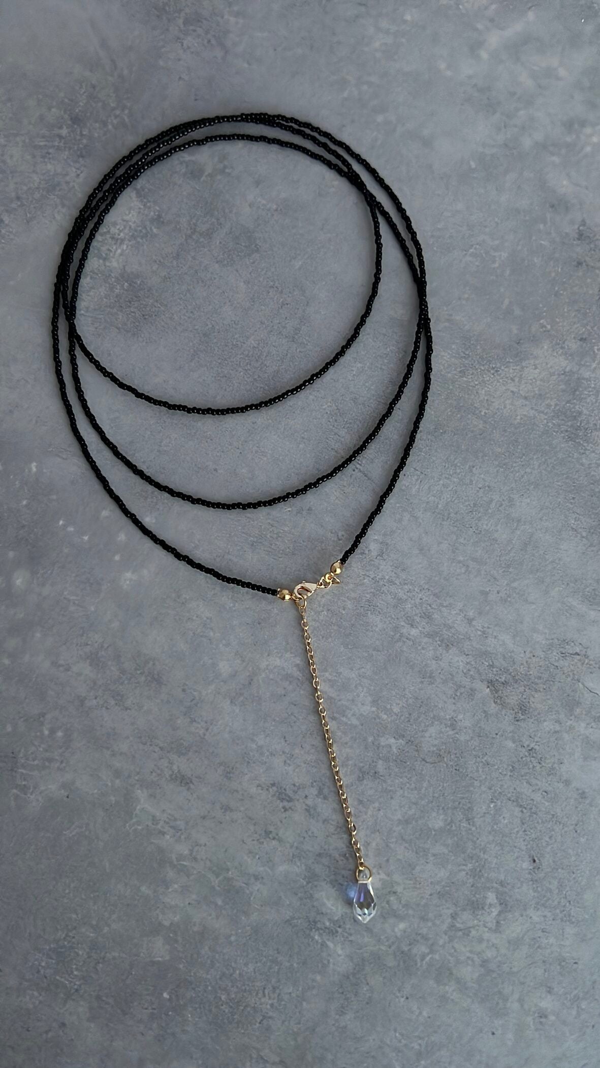 Trīs kārtu choker kaklarota ar stilīgu dizainu un modernu izskatu.