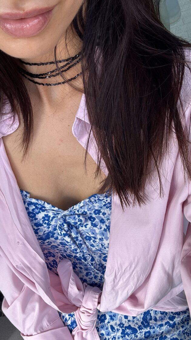 Četrkāršs choker, universāla izmēra, elegants aksesuārs, kas papildina jebkuru apģērbu.