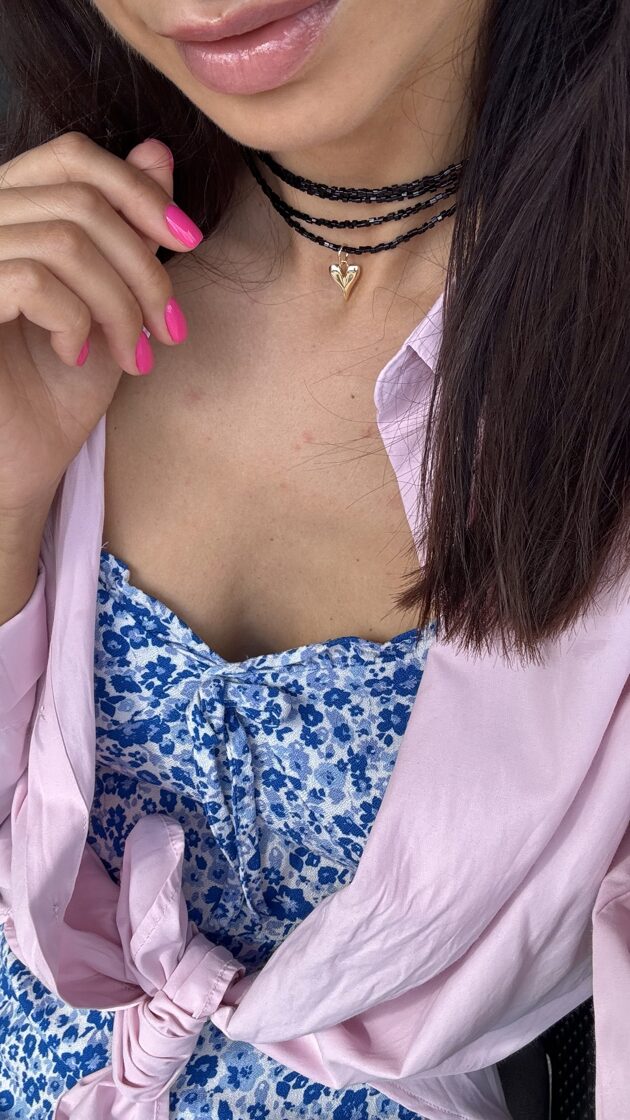 Čokers ar četrām kārtām, universāla izmēra, rotāts ar šarmu.