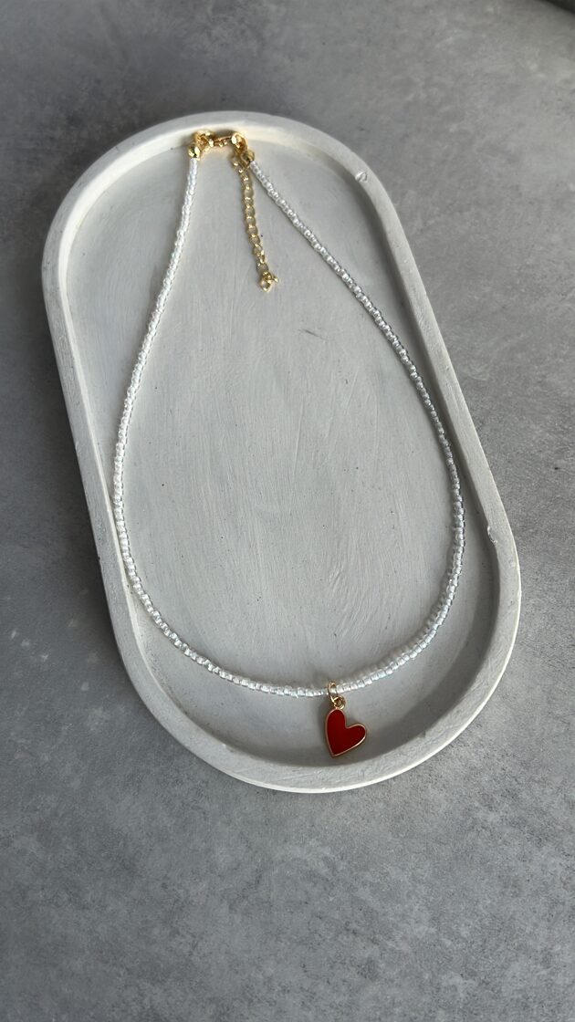 Stilīgs choker kakla rotaslieta ar modernu dizainu un augstas kvalitātes materiāliem.