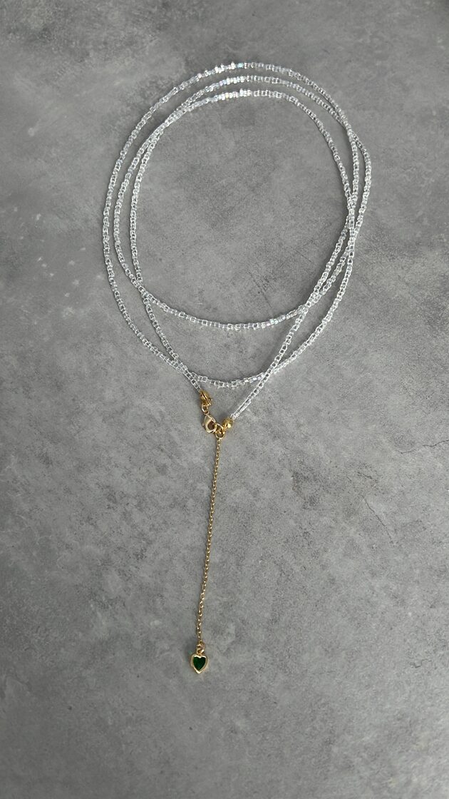 Trīskāršs chokers ar zaļu sirdi, eleganta aksesuāra izvēle.