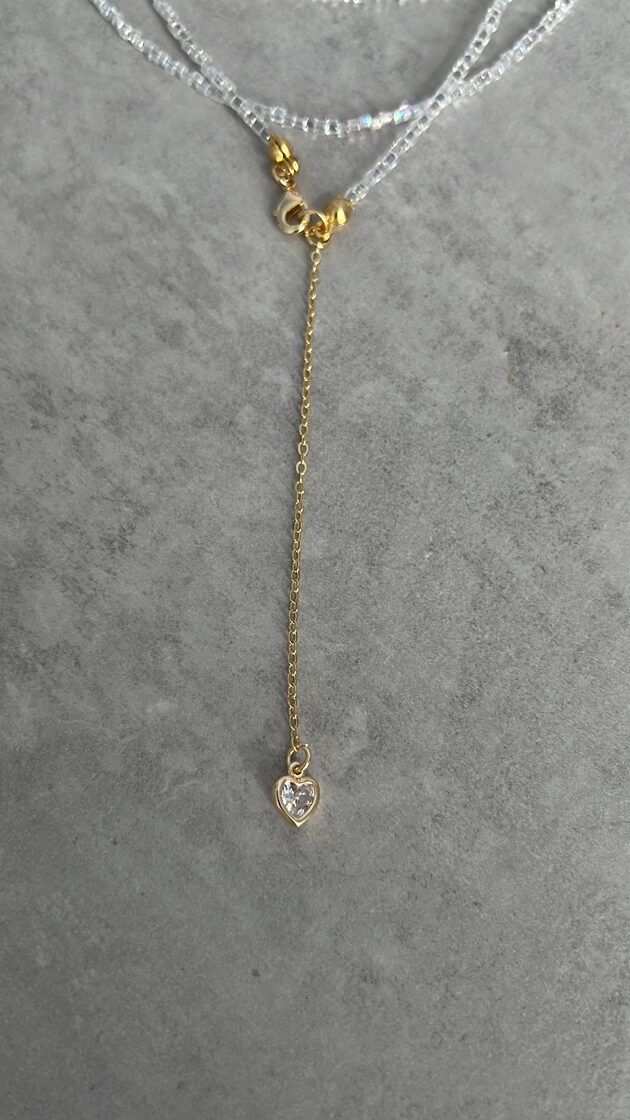 Triple choker ar baltu sirdi, stilīgs aksesuārs, kas papildina jebkuru apģērbu.