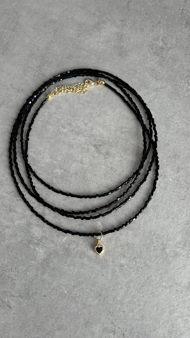 Čokers ar četrām siksnām un universālu izmēru, dekorēts ar šarmu.