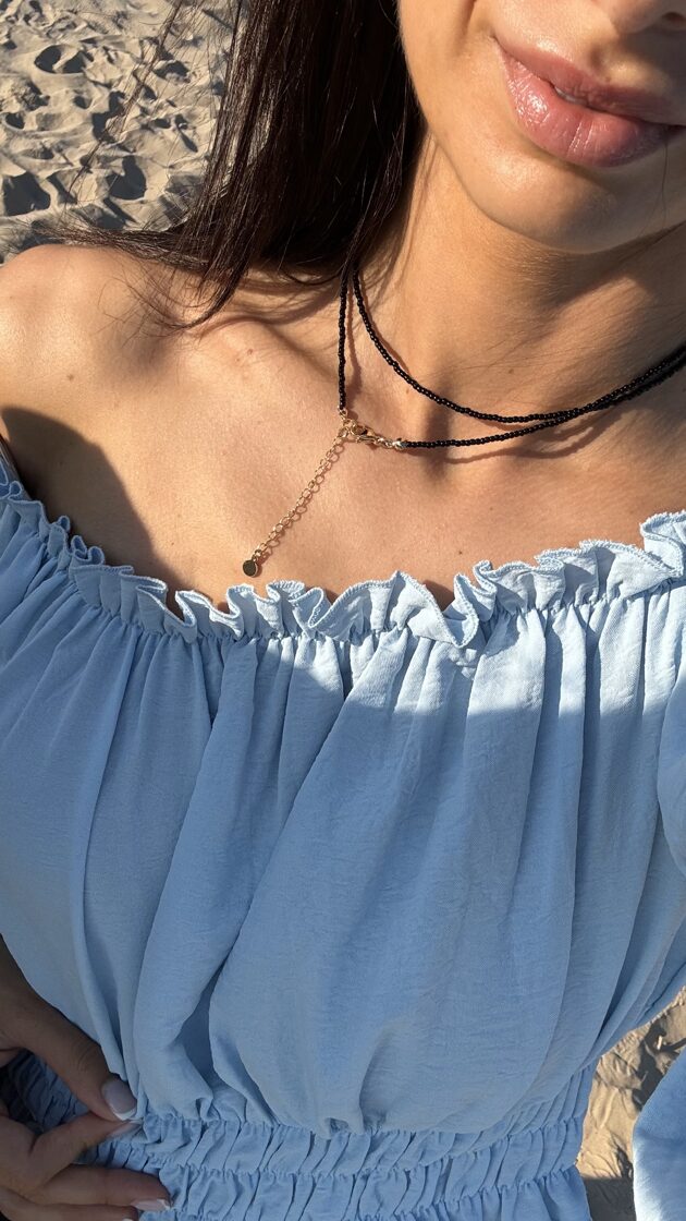 Черный двойной чокер с элегантным блеском, идеально подходит для современной стилизации одежды.