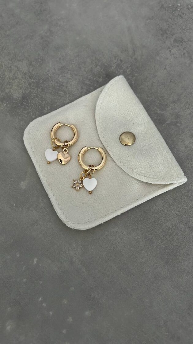 Sudraba auskari ar elegantu dizainu un mirdzošiem akmeņiem.