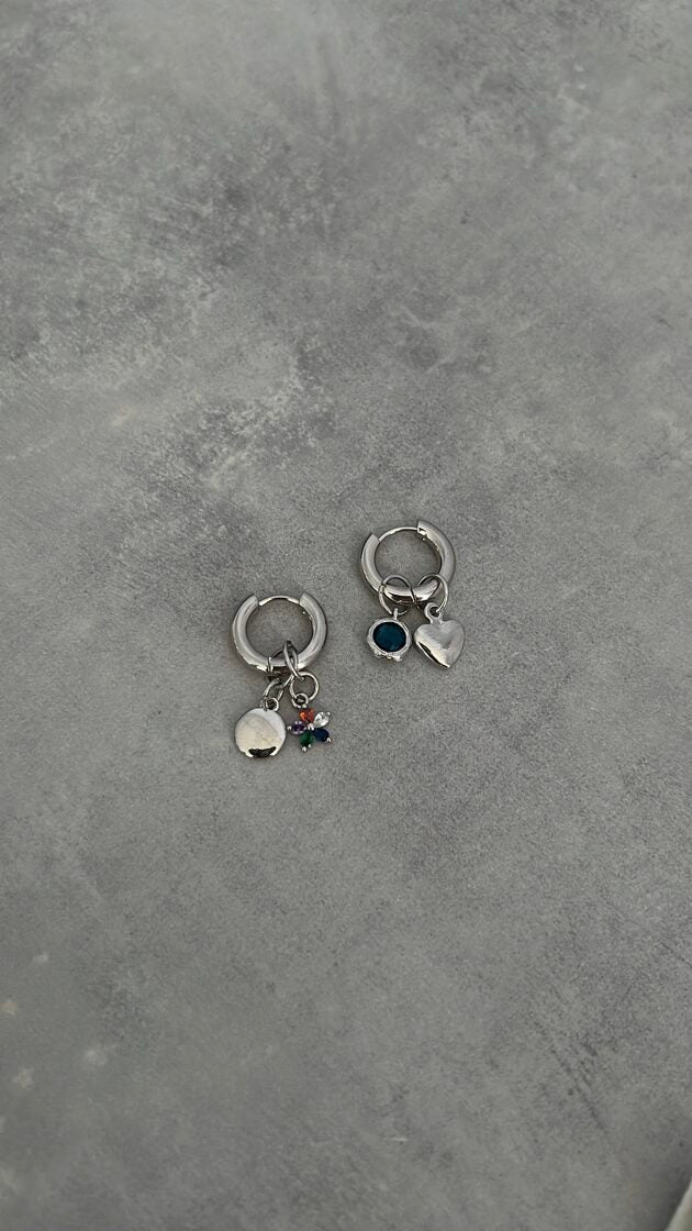 Skaistas auskaru pāris ar elegantu dizainu un mūsdienīgu apdari.