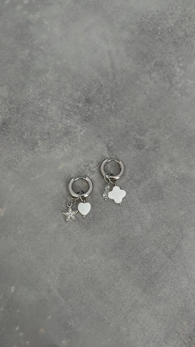 Auskari ar modernu dizainu, piemēroti ikdienas valkāšanai vai svinīgiem notikumiem.