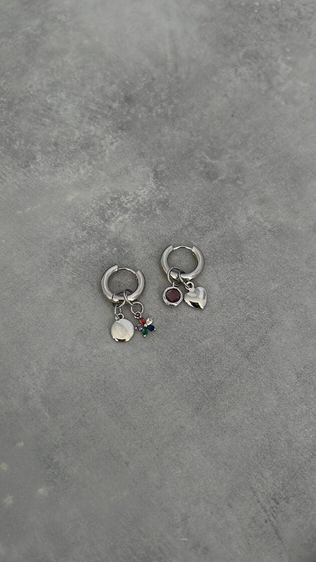 Klasiski auskari ar elegantu dizainu, piemēroti ikdienas un svinīgiem apģērbiem.