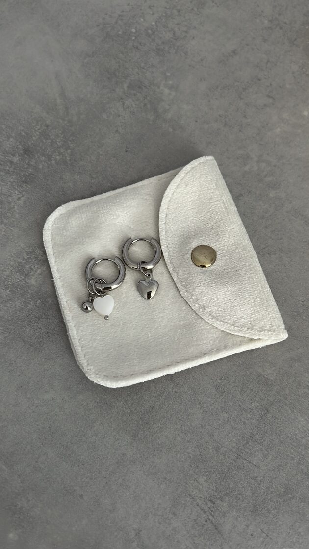 Eleganti auskari ar mūsdienīgu dizainu, piemēroti ikdienas valkāšanai vai svinīgiem pasāku