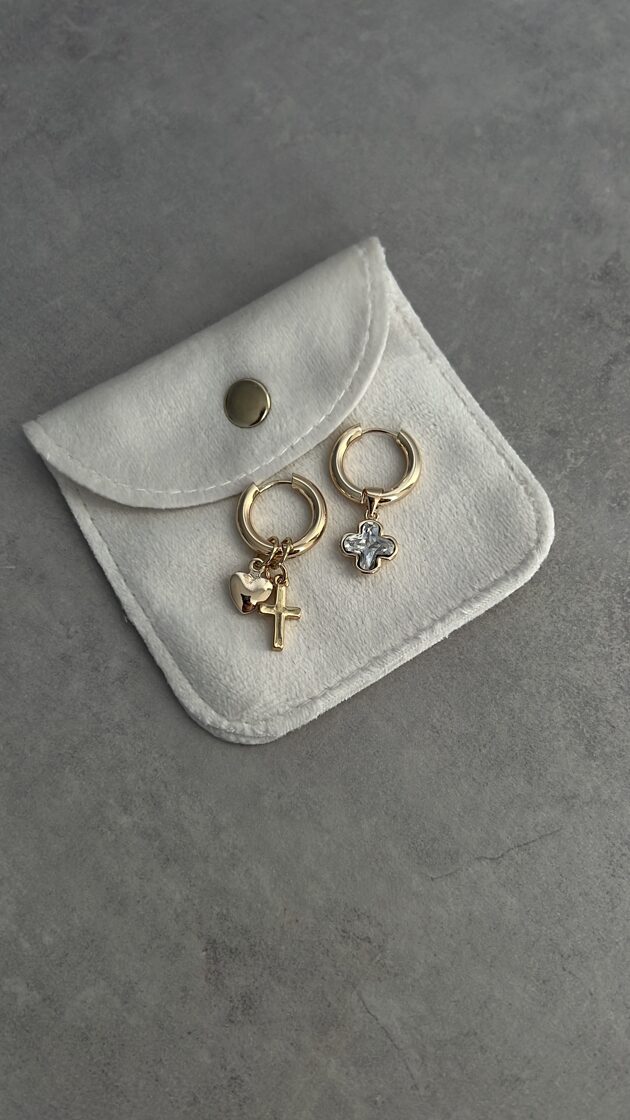 Modernas auskari ar elegantu dizainu, piemēroti ikdienai un svinīgiem pasākumiem.