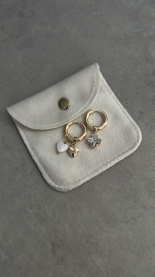 Auklas auskari ar mūsdienīgu dizainu un elegantu apdari.