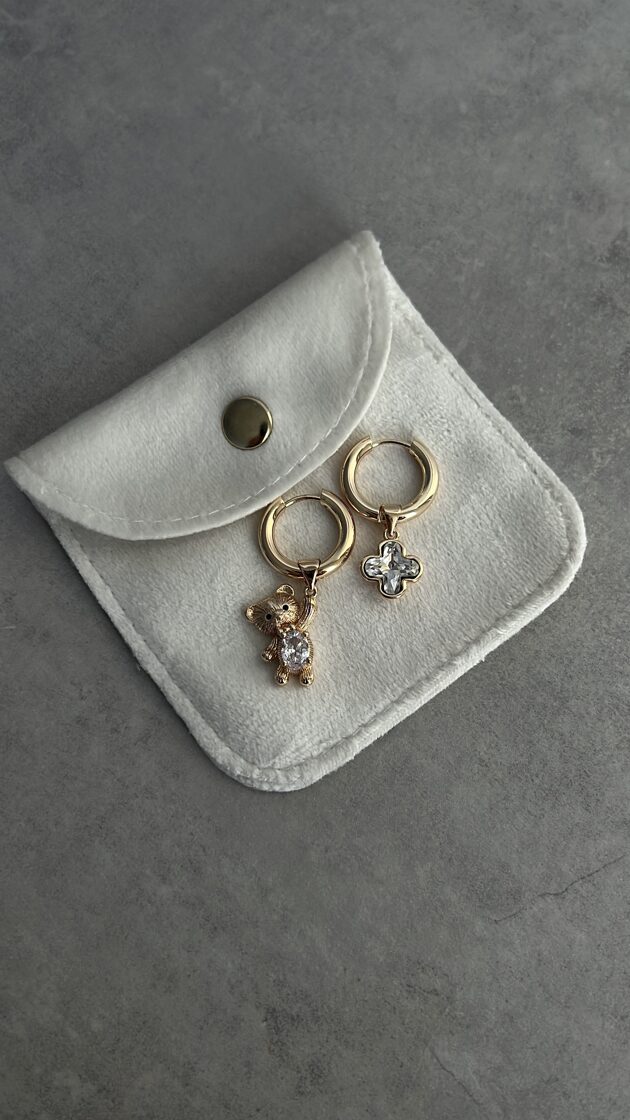 Auklas auskari ar modernu dizainu un elegantu izskatu, piemēroti ikdienas valkāšanai.