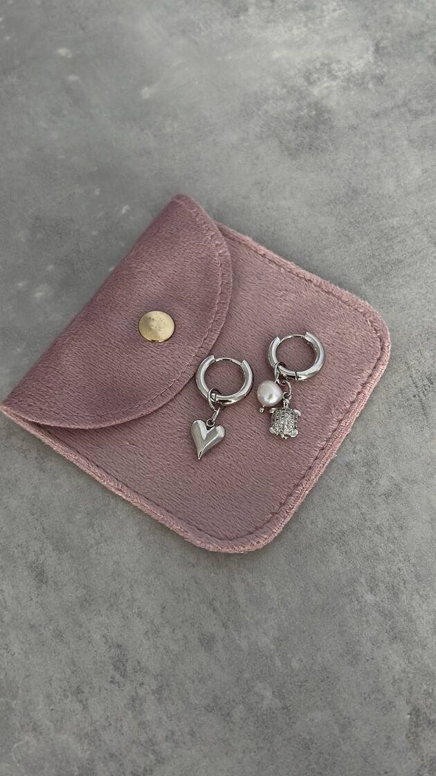 Kārta auskari ar modernu dizainu, piemēroti ikdienas un svinīgiem apģērbiem.