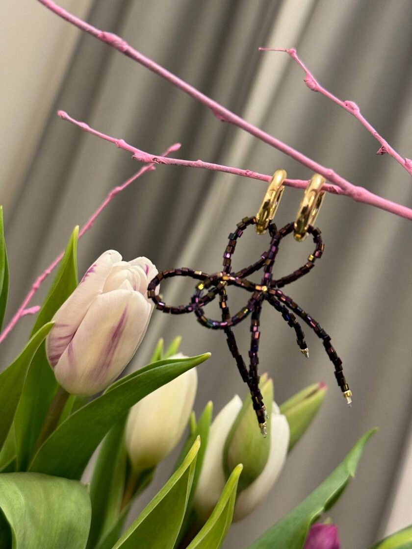 Auskari KONGO ar violetu cukuru, eleganta dizaina rotaslietas ar krāsainu akcentu.