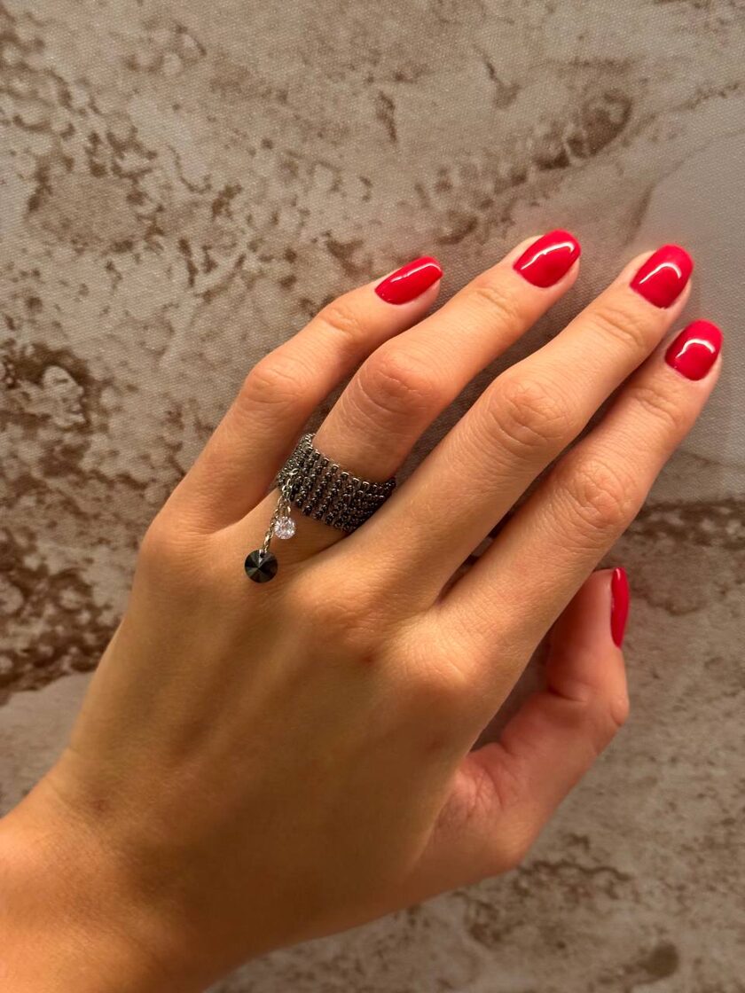 Grafīta aksesuārs ar mazu akmeni un lielu melnu akmeni, piedāvājot unikālu dizainu un eleg