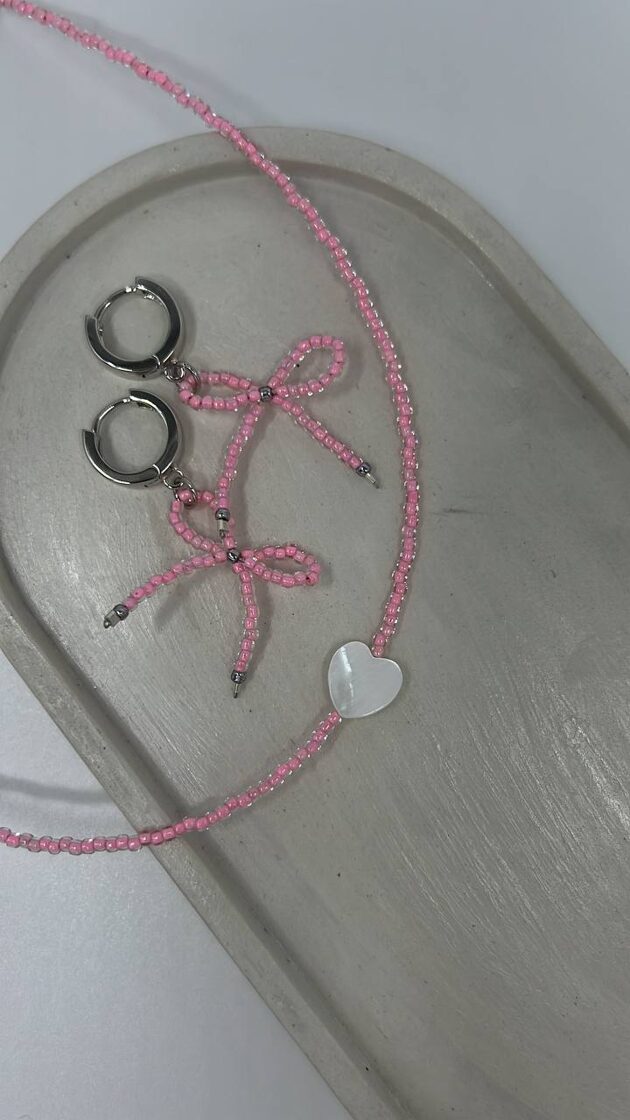 Комплект 08 включает серьги, подвеску и чокер для элегантных аксессуаров.