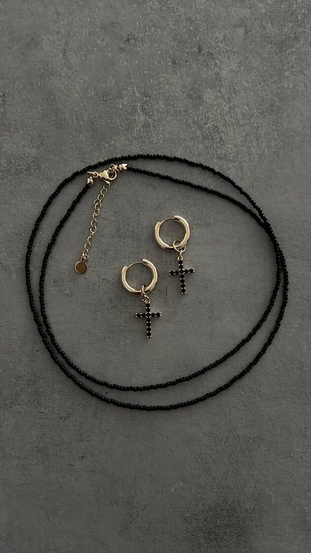 Комплект с 2 крестовыми серьгами и черной чокер-ожерельем.
