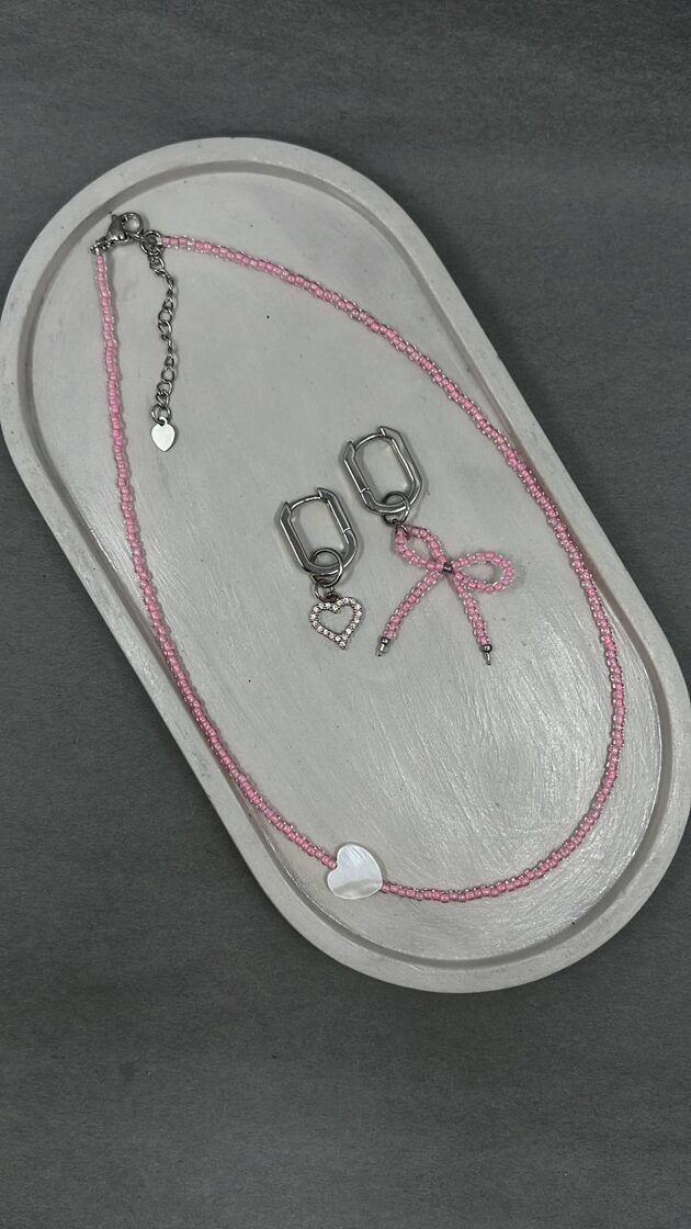 Комплект, состоящий из серег с сердцем и розами, а также 35 см длинного чокера с сердцем.