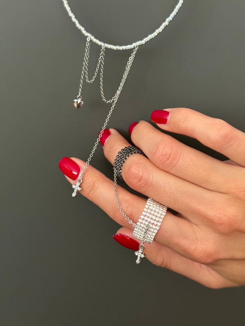 Комплект 14 состоит из элегантного чокера и набора из двух колец.