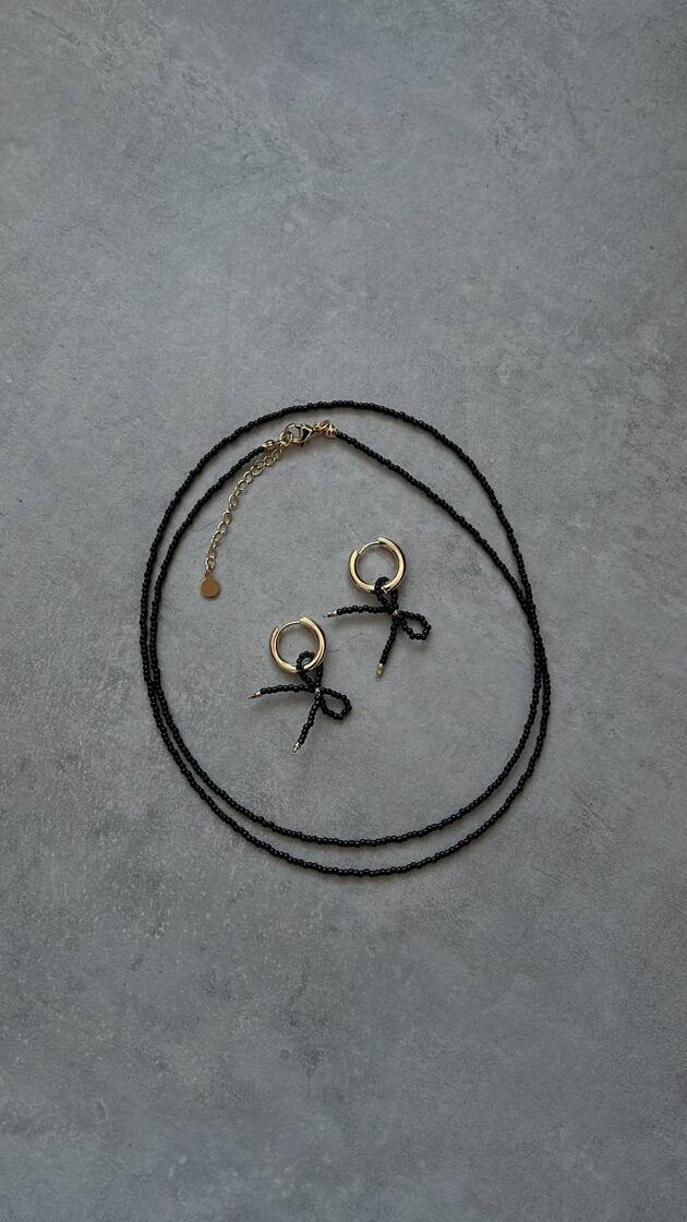 Комплект состоит из черных серег KONGO и черного чокера с блестящей отделкой.