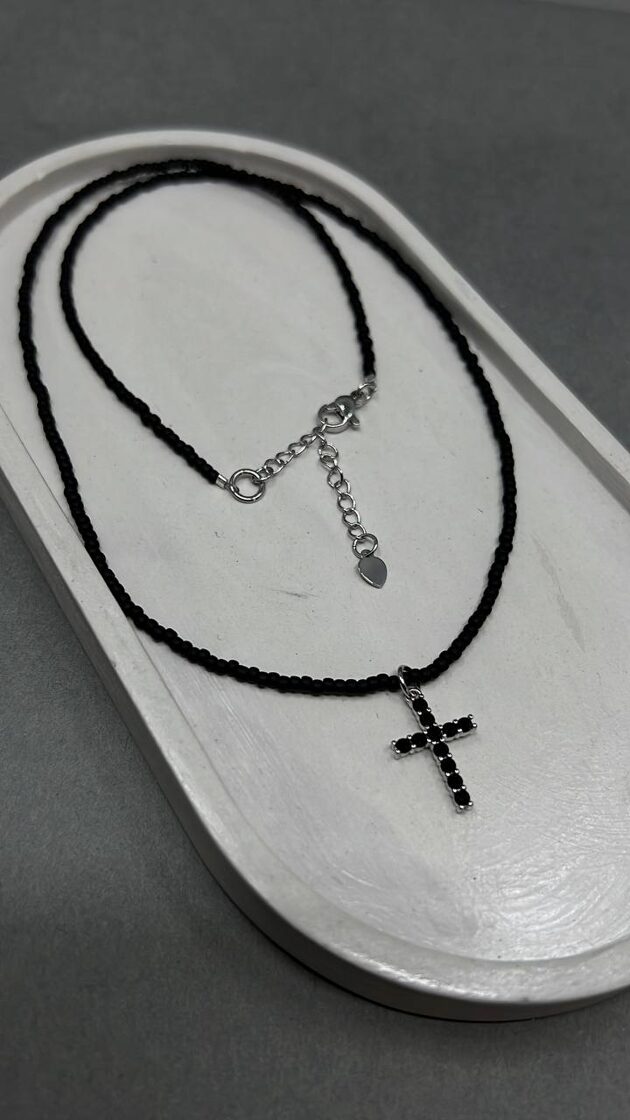 Черное матовое ожерелье с удлинением и крестом, элегантное и стильное украшение.