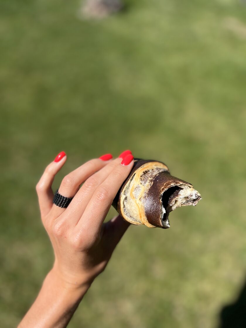 Gredzens Black Glance ar elegantu melnu dizainu un stilīgu izskatu.