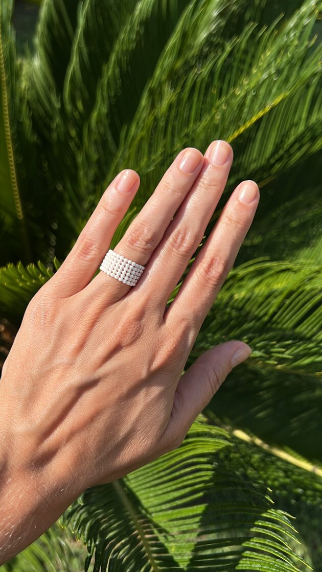 Baltā pērlē Majorka ir eleganta rotaslieta ar izsmalcinātu dizainu un mirdzošu virsmu.