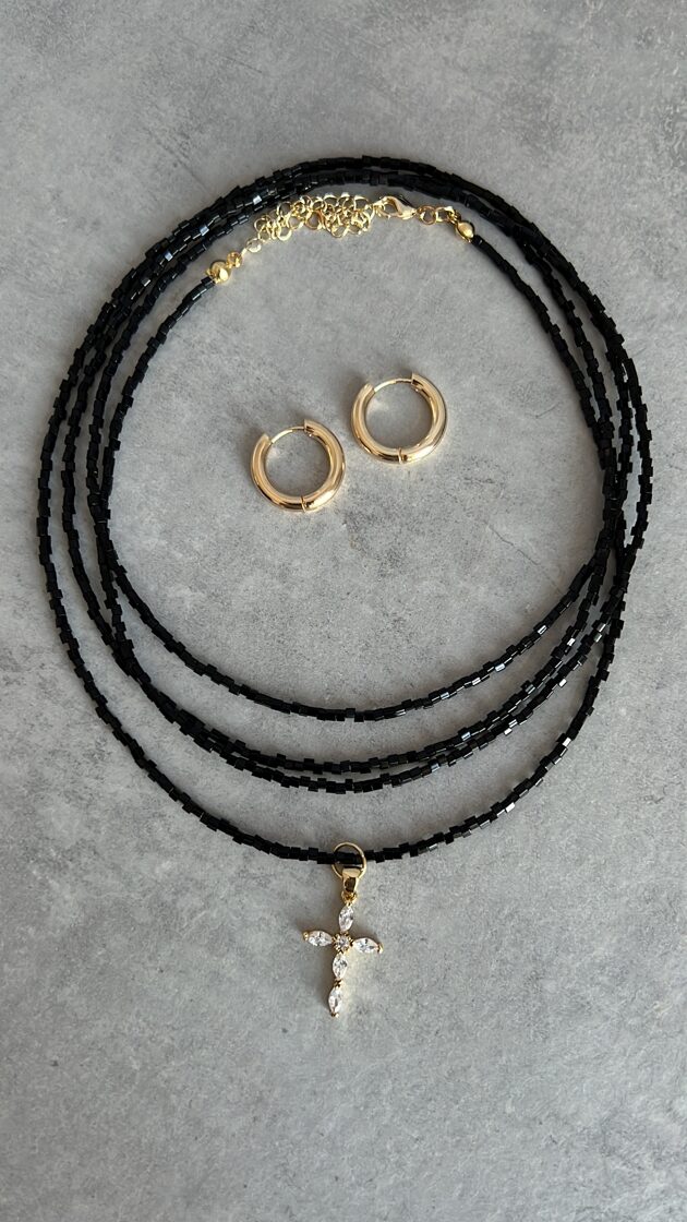 Komplektā iekļauti četri choker kaklarotas un auskari, kas piedāvā stilīgu aksesuāru izvēl