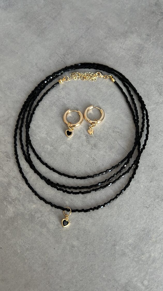 Komplektā iekļauti četri chokera kaklarotas un auskari.