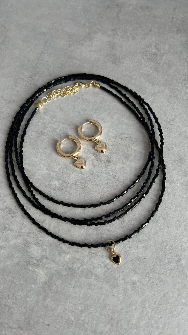 Apskatei piedāvāts komplekts, kas sastāv no četriem chokeriem un auskariem.