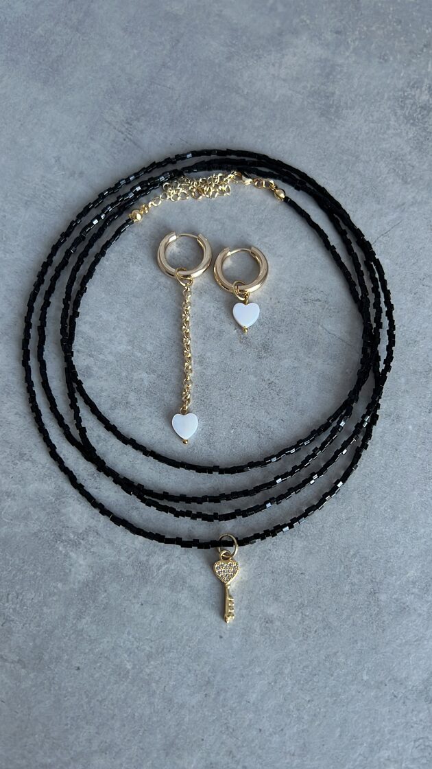 Komplektā ietilpst četri choker kaklarotas un auskari, pieejami modernā dizainā.