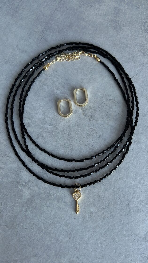 Komplektā ietilpst četri choker kaklarotas un auskari, kas piešķir stilīgu izskatu.