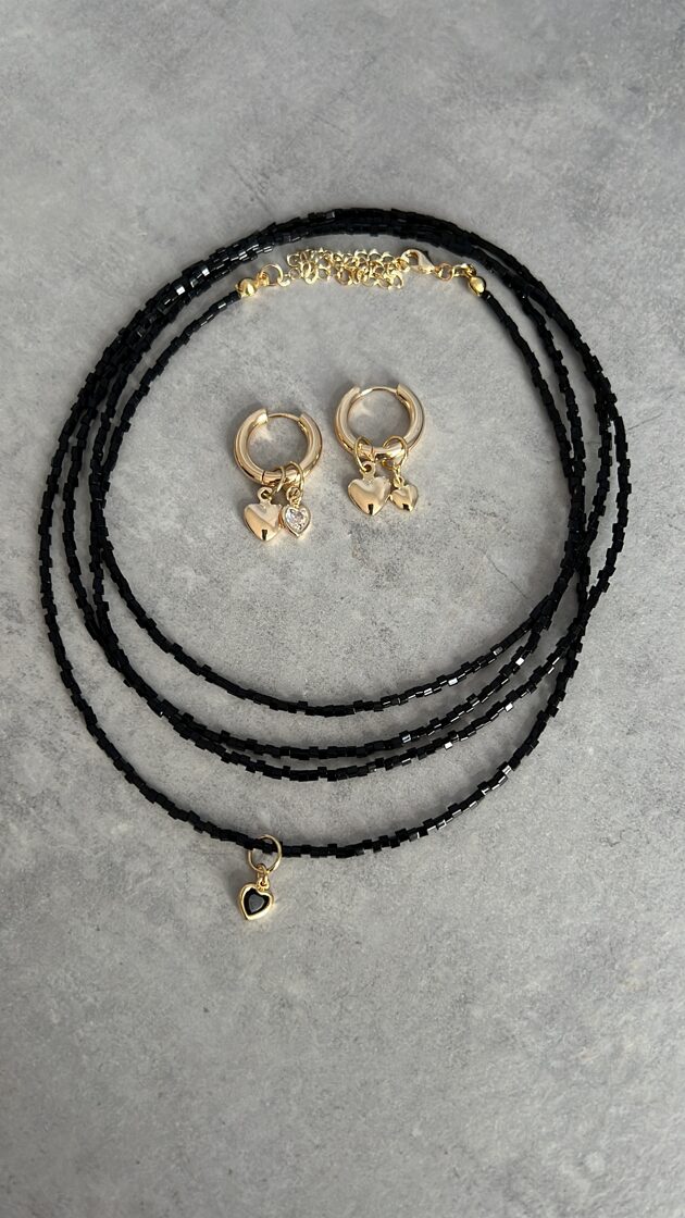 Комплект аксессуаров, состоящий из четырех чокеров и серег.