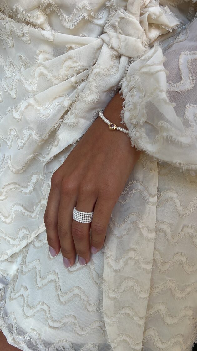 Apskatāms komplekts, kas sastāv no 15.5 cm garas rokassprādzes un gredzena, stilīgā dizain