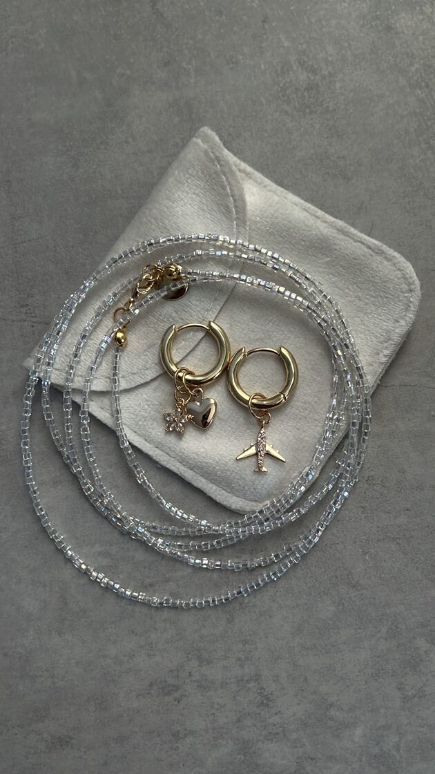 Trīs choker kaklarotas un auskari komplekts, stilīgs un moderns aksesuārs ikdienai.